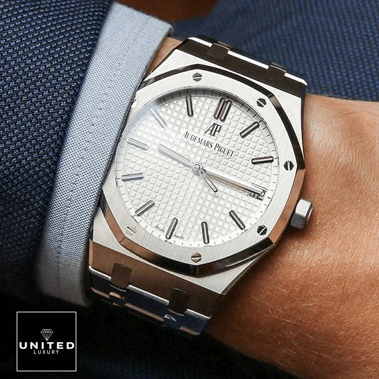 Audemars Piguet Royal Oak 15500ST.OO.1220ST.03 audemars-piguet-royal-oak-15500ST.OO_.1220ST.04-replica-wrist