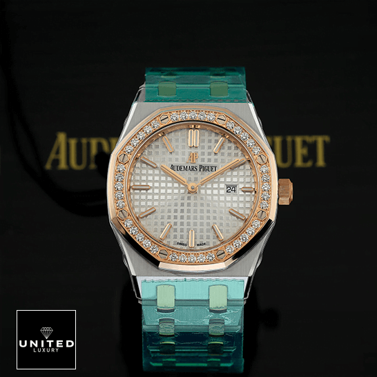 Audemars Piguet Royal Oak Ladies 67651SR.ZZ.1261SR.01 Audemars Piguet Royal Oak White Dial Stainless Steel Replica on the AP box