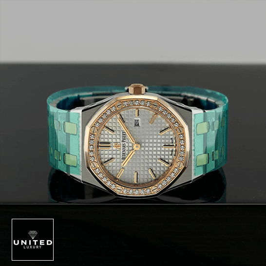 Audemars Piguet Royal Oak Ladies 67651SR.ZZ.1261SR.01 Audemars Piguet White Dial Diamond Bezel Quartz Ladies Replica on the black table