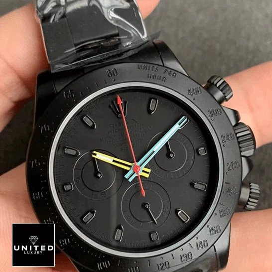Rolex Cosmograph Daytona 116520 Rolex Blaken Daytona Date Black Dial & Bezel 116520 Replica on his hands