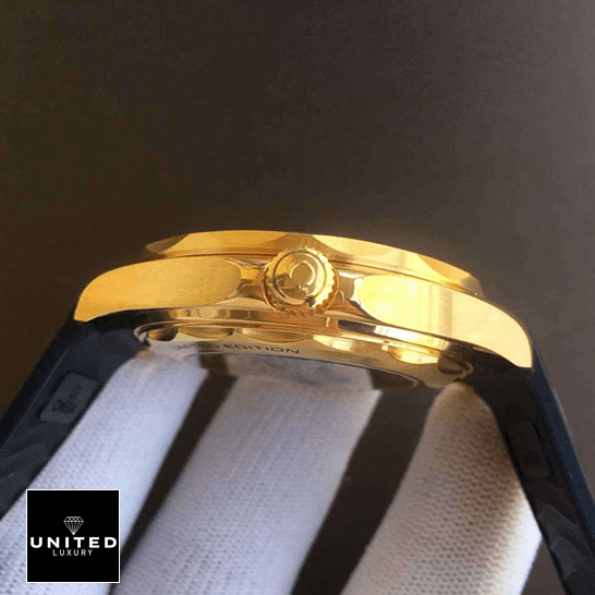 Omega Seamaster Diver 210.30.42.20.01.001 Omega Gold Case Rubber Black Bracelet Replica crown on the glove hand