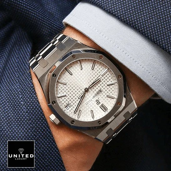 Audemars Piguet Royal Oak 15500ST.OO.1220ST.03 audemars-piguet-royal-oak-15500ST.OO_.1220ST.04-replica-hand