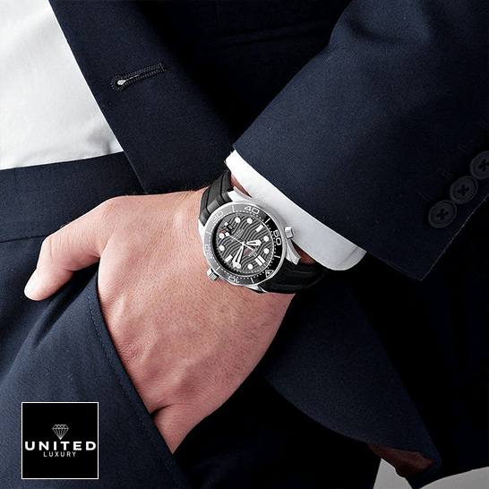 Omega Seamaster Diver 210.32.42.20.01.001 Omgea Seamaster 300m Diver Black Bracelet & Dial Replica on the wrist